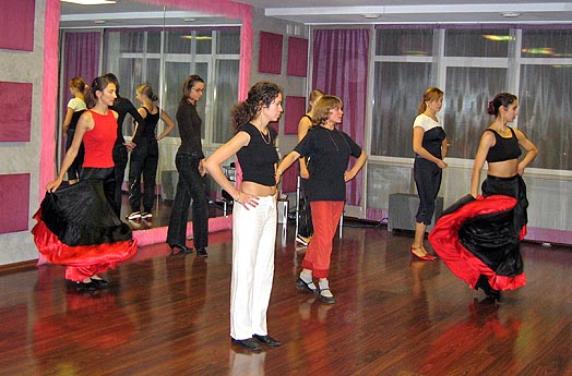 Обучаем испанцев танцевать фламенко